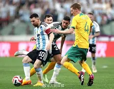 足球总决赛，云贵铁骑队与塞北海豚队鏖战，VAR改判成焦点！更衣室氛围正向的简单介绍