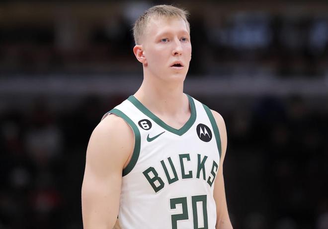 Doinb新星败北表现突出,雄鹿前途光明!赛场气氛高涨 Doinb新星败北表现突出,雄鹿前途光明!赛场气氛高涨