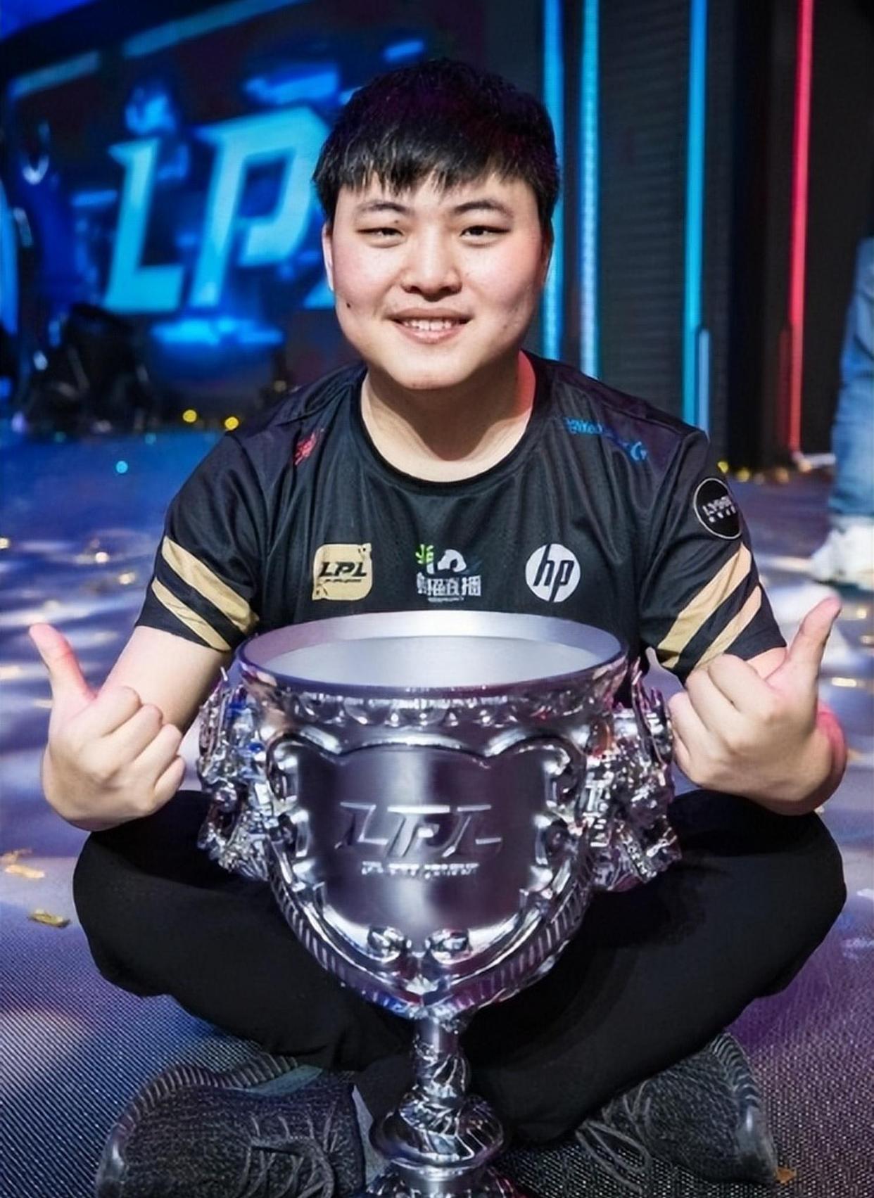 星空体育-关于Uzi回归赛场，精彩发挥首场状态亮眼，雄鹿观众沸腾！的信息